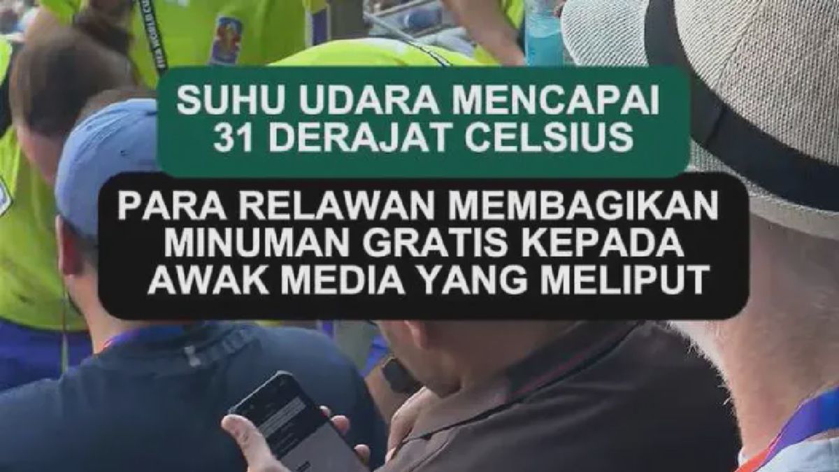 Stadion Piala Dunia 2026 — Relawan Bagikan Minuman Gratis untuk Jurnalis