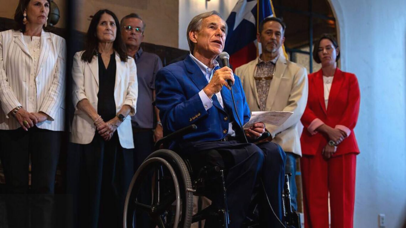 Gubernur Abbott Sebut Pusat Data AI "Menggali Kuburan Sendiri" di Texas