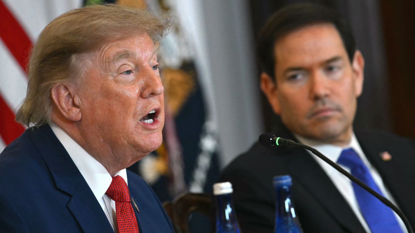 Trump Cabut Hingga 200.000 Visa Pemohon Suaka di AS