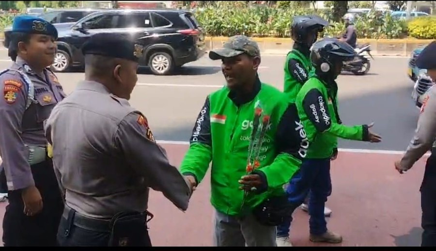 Momen Hangat Ojol Beri Bunga ke Polisi di Tengah Pusat Ibu Kota