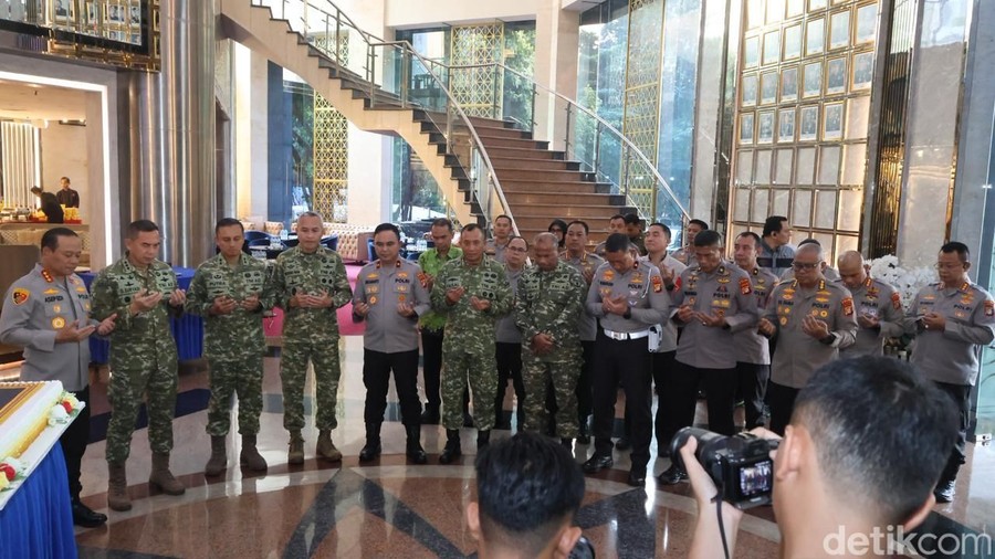 Pangdam Jaya Beri Kejutan di Polda Metro Jaya, Rayakan Hari Bhayangkara ke-80 Bersama