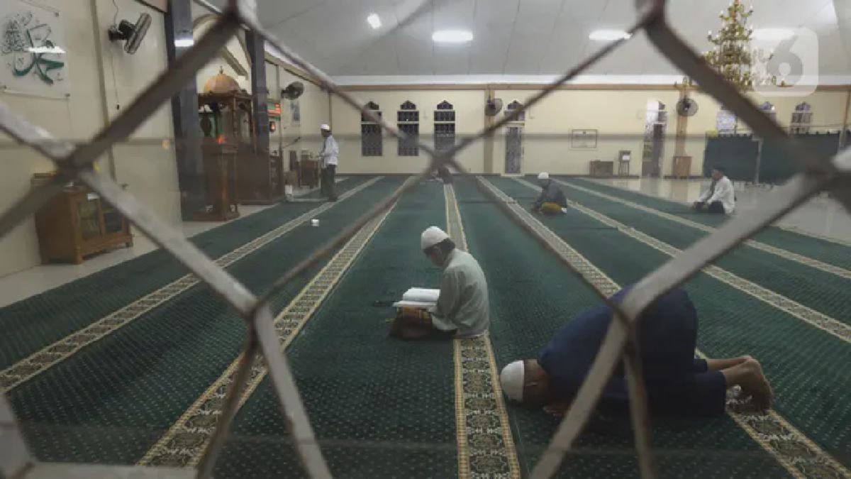 Berburu Lailatul Qadar, Warga Cikampek Itikaf di Masjid Asy-Syuhada