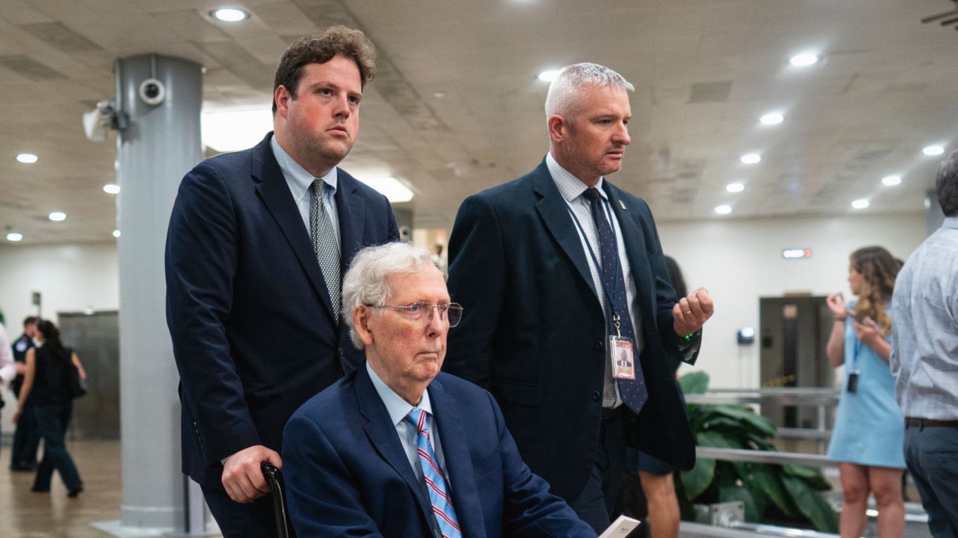 untuk memaksa seorang senator federal mengundurkan diri.