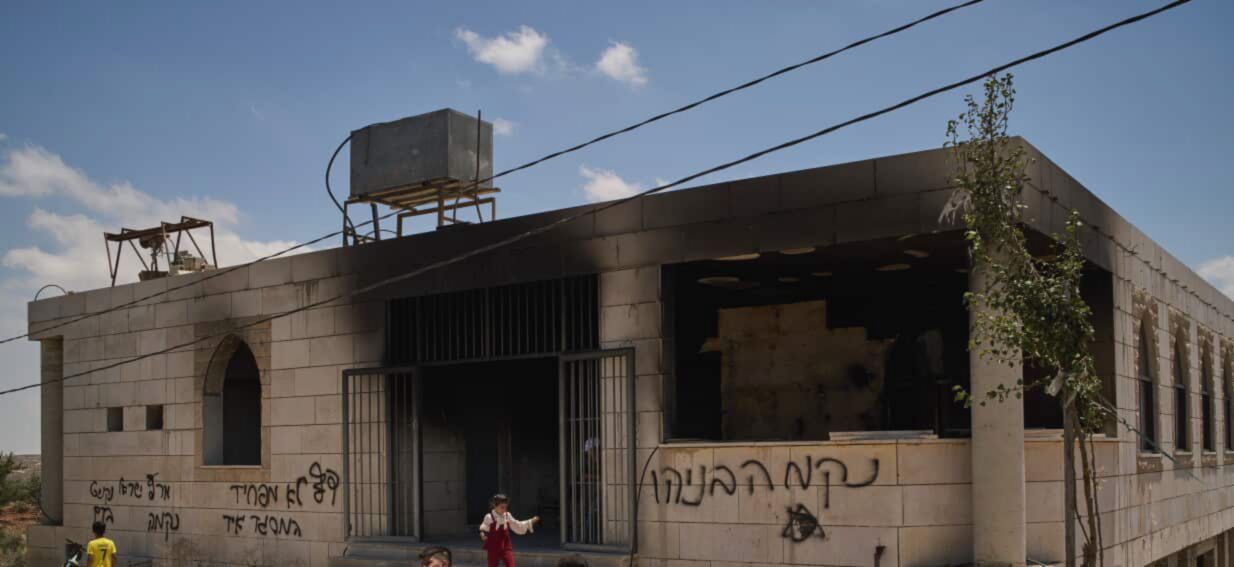Pemukim Israel Bakar Dua Masjid, AS-Iran Hentikan Bombardir