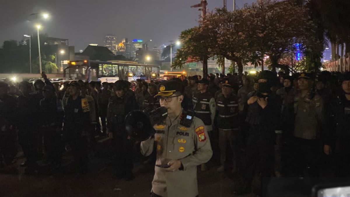 Polisi Mulai Bubarkan Massa AMPB dari Depan Gerbang Utama Gedung DPR