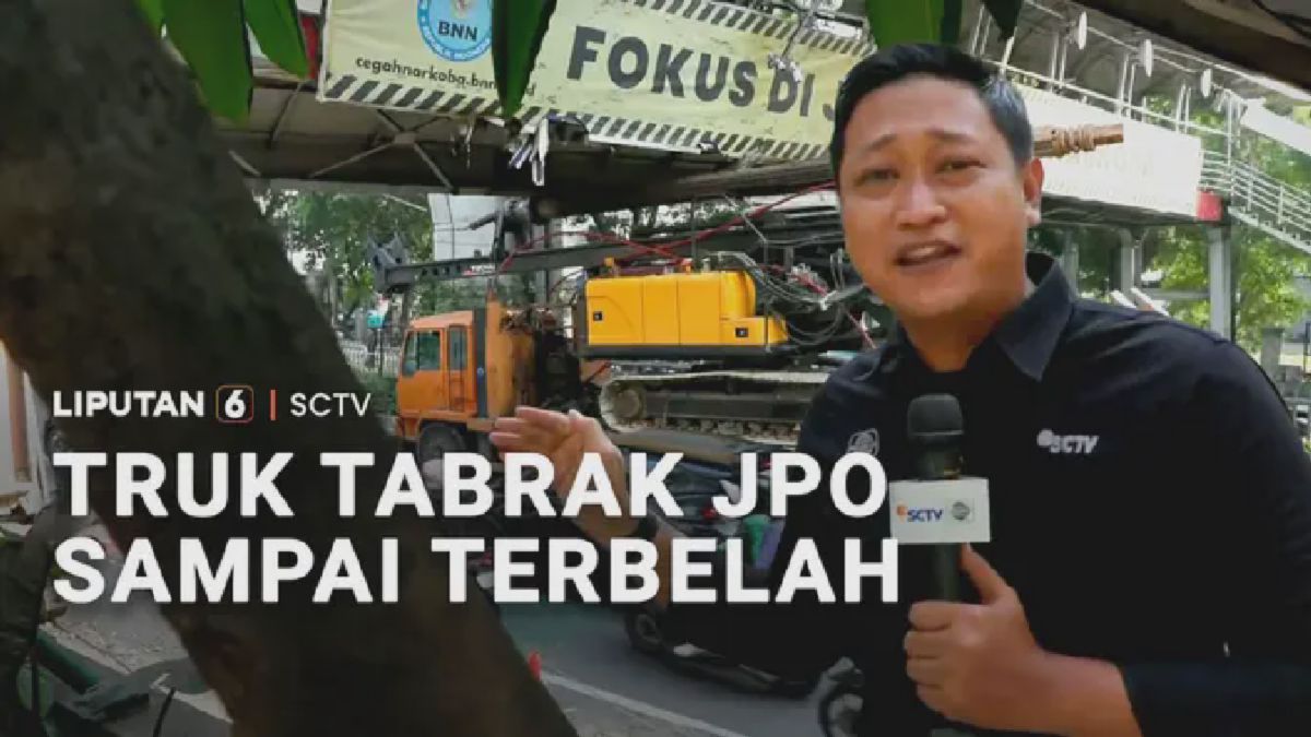 Truk Angkut Ekskavator Tabrak JPO Tendean hingga Terbelah