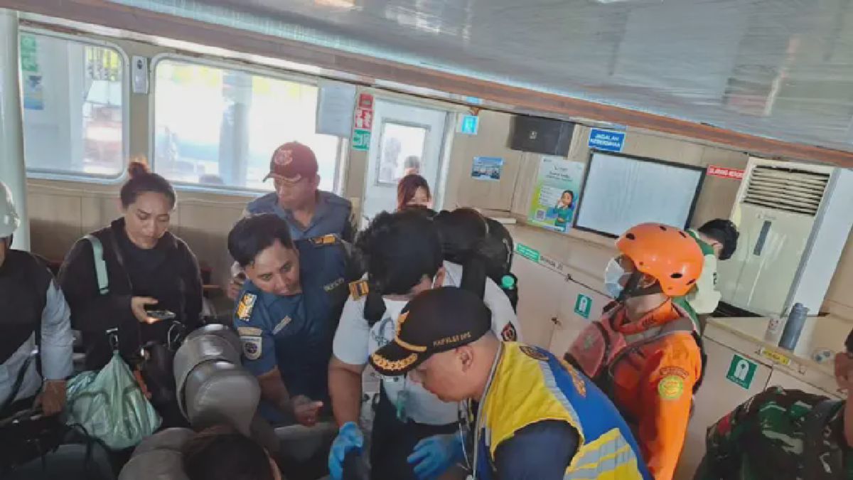 Lombok — Evakuasi Korban Kebakaran KMP Putri Yasmin Berlangsung Tegang