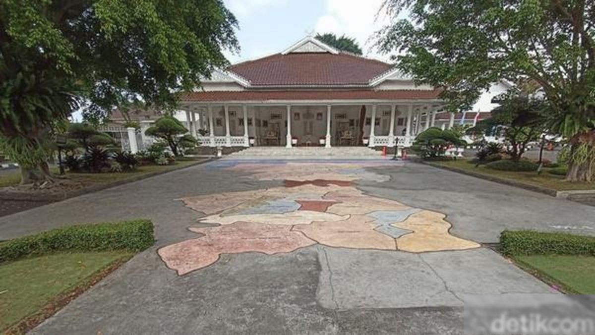 Cianjur — Sebuah potret ketimpangan yang mengingatkan pada zaman kolonial kembali terlihat