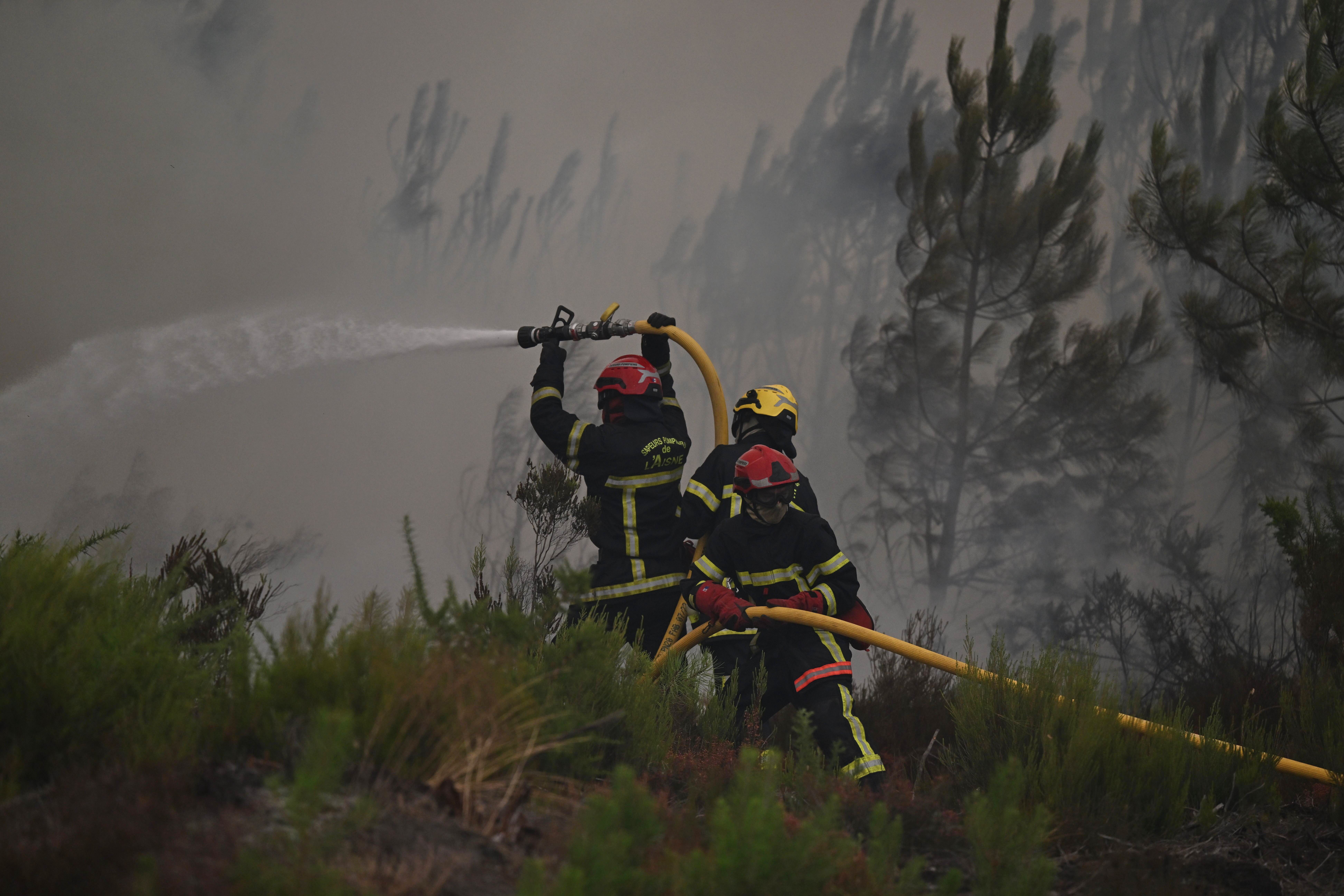DUNIA — Kebakaran Hutan Eropa Evakuasi 300 Ribu, Protes India Lengserkan Menteri