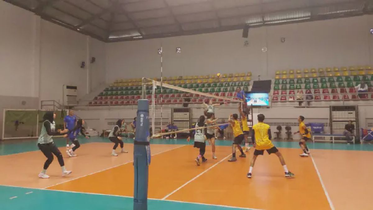 SENTUL — Timnas Voli Putri Indonesia menggelar sesi latihan intensif di Padepokan