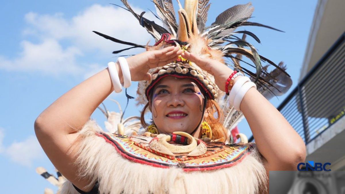 IKN — Peserta Karnaval Budaya Berlindung dari Terik Matahari