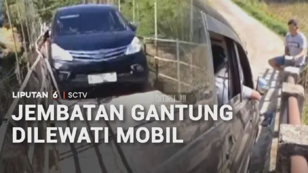 Pengendara Minibus Nekat Melintasi Jembatan Gantung