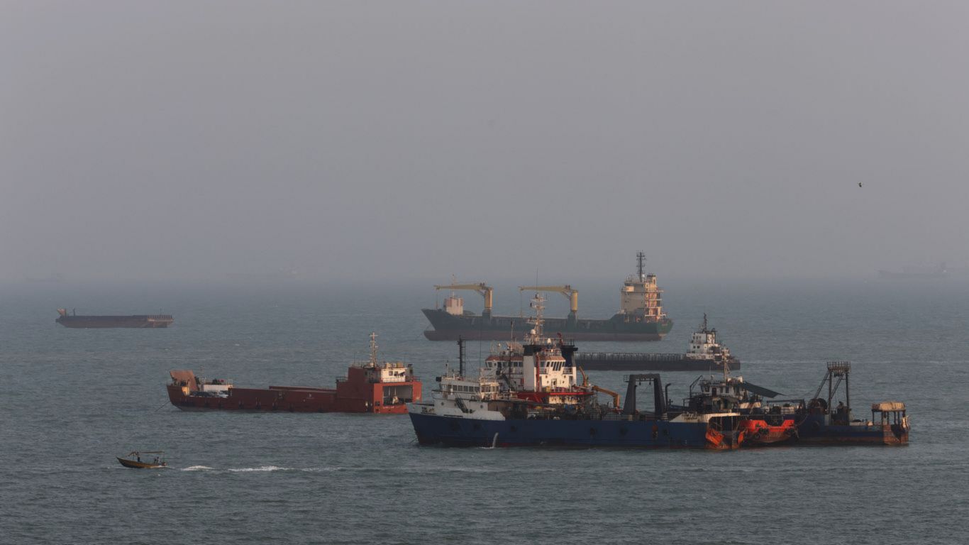 Trump Umumkan Angkatan Laut AS Bersihkan Semua Ranjau di Selat Hormuz