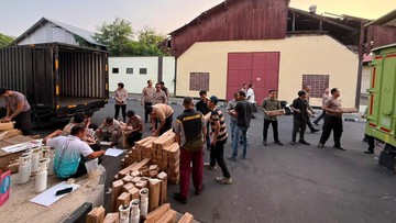 Tangani Karhutla, Polri Kirim 1.500 Tabung Oksigen ke Sumatra-Kalimantan