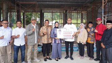 Andre Rosiade Serahkan Bantuan Rp 50 Juta untuk Bangun Masjid di Solok