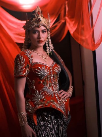 Potret Raisa Jadi Srikandi, Busana dan Pulasan Lipstik Merah Simbol Keberanian