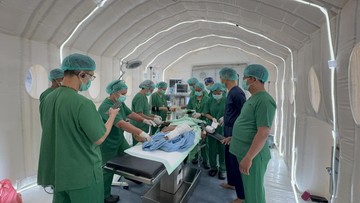 Foto: Momen Dokter Operasi Pasang Pen Anak 11 Tahun Korban Gempa NTT di RS Lapangan